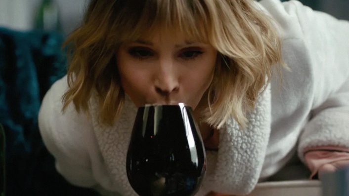 Kristen Bell spoofs the single-woman-witnessed-a-crime genre