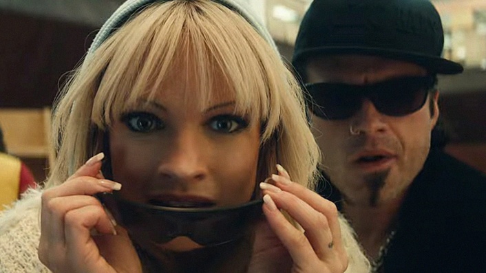 Watch trailer to larger-than-life true story Pam & Tommy